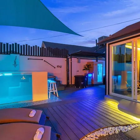 Luxury Downtown Home With Spa